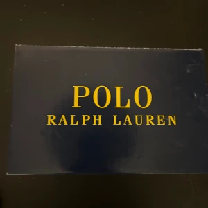 Ralph loren skor  - 7/10 skick, allt som kommer med finns! Är storlek 41 men passar även 42