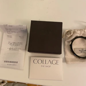 Valentino Armband  - Valentino armband i färgen svart. Armbandet är i helt okej skick därav priset. Kvitto finns, nypris: runt 2800 mitt pris 999. Bara att skriva vid funderingar!
