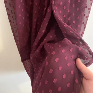 Vin röd klänning till salu  - Säljer denna klänning från Zalando eftersom gillade den inte så mycket och kunde inte lämna tillbaka den