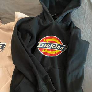 Dickies Hoodies i storlek XS En svart och en rosa, båda är i väldigt fint skick! 200kr styck eller 350kr för båda🖤🩷 Priset går att diskutera, då de bara tar plats!