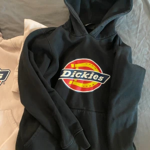 Dickies Hoodies - Dickies Hoodies i storlek XS En svart och en rosa, båda är i väldigt fint skick! 200kr styck eller 350kr för båda🖤🩷 Priset går att diskutera, då de bara tar plats!