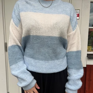 Stickad tröja  - En söt stickad tröja nästan helt oanvänd💞💖😍