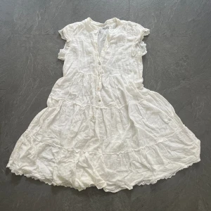 Vit sommarklänning  - Jättefin klänning köpt i en butik på västkusten, knappt använd 