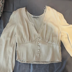 Blus - En jätte fin blus säljer pågrund av att jag får ingen användning av den❤️ det finns nån liten fläck vid bröstet men man ser den knappt i verkligheten 😍typ siden 