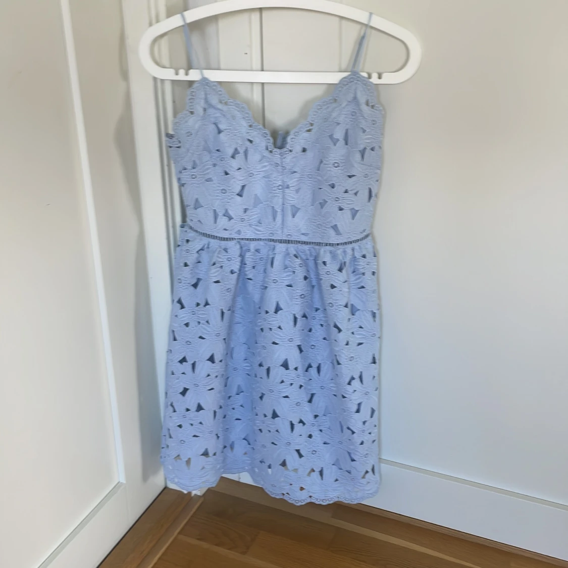 Ljusblå spets klänning