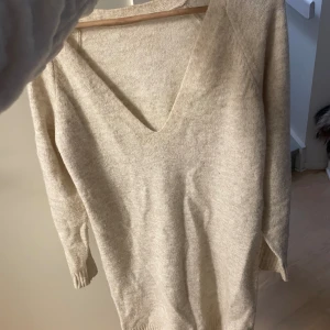 Stickad klänning - Så fin! Kan skxika egna bilder! Jättefin rygg, kanppt anvönd❤️