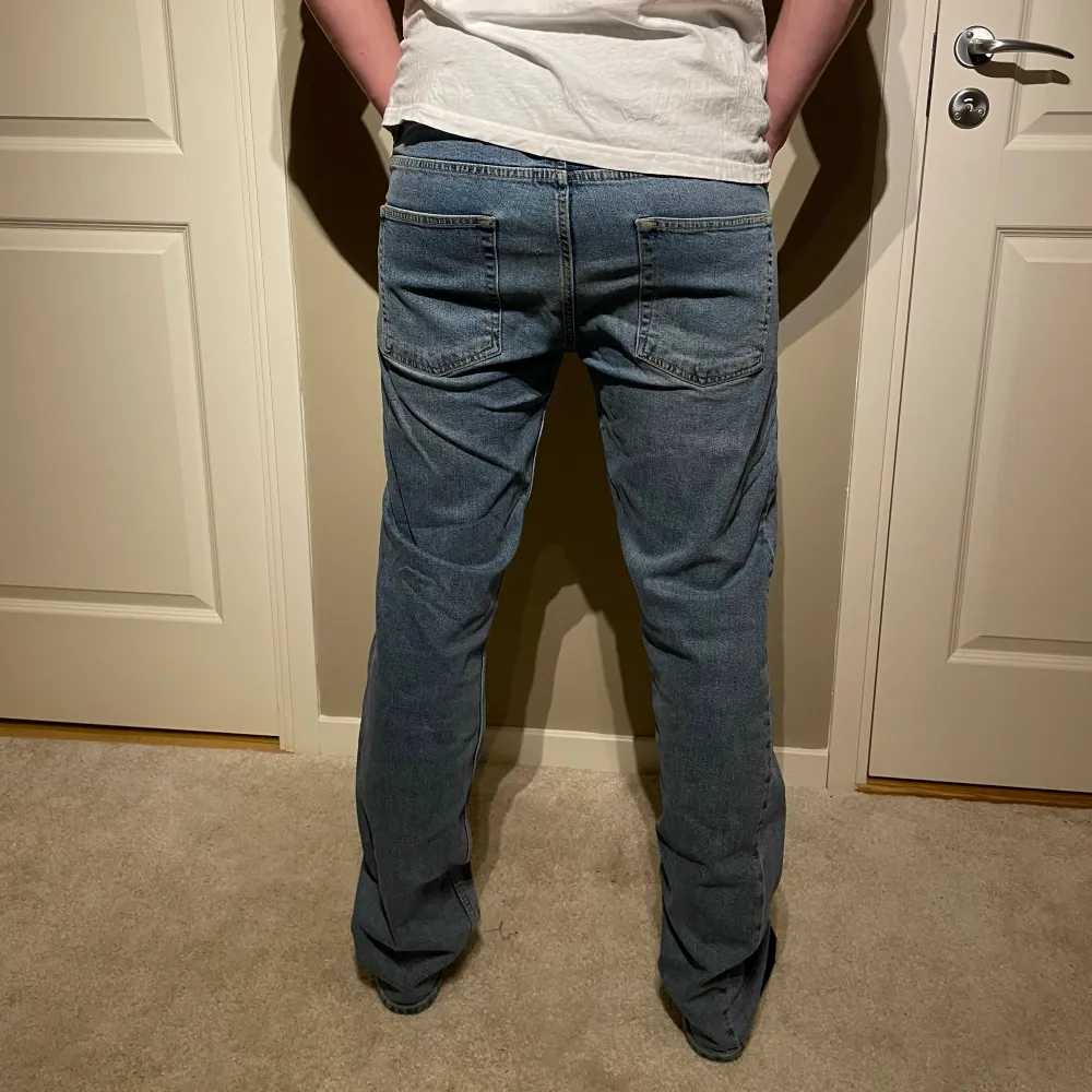 Säljer dessa regulator fit jeans från Kappahl då den inte kommer till användning! Dem är i fint skick och har inga synliga skador! Personen på bilden är 189 cm. Hör av er vid funderingar!. Jeans & Byxor.