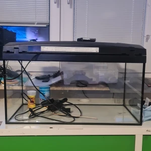 akvarium  - 60 × 30 x 27.5 (cm) fint skick inga repor eller skador luftpump ingår 