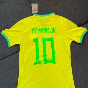 Brazil tröja med tryck Neymar på ryggen.