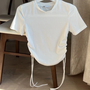 T-shirt från Zara - T-shirt med band som kan knytas vid sidorna 🤍