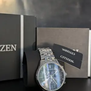 Säljer min helt nya Citizen klocka som jag köpt från Ur & Penn. Klockan är oanvänd och kommer med originalkvitto. Perfekt för den som letar efter en elegant och pålitlig klocka av hög kvalitet! Nypris: 3000kr