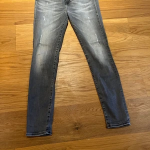 Tommy Hilfiger jeans med slitningar  - Tvär feta Tommy Hilfiger jeans med snygga slitningar. Storlek är 30/32 skick 9/10 har ett litet hål på  insidan vid fickan men är inget man ser, nypris 1800 mitt pris 400 