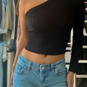 One shoulder - En ärmad ribbad topp från bikbok som passar till allt!✨ Xs men passar mig som är s-m.