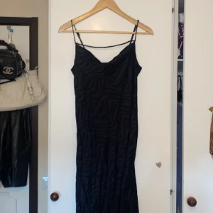 Svart långklänning - Svart långklänning med  ”zebra mönster”, som man ser på bilder är zebra mönstret inte så tydligt. Sklänningen är i bra skick och helt oanvänd🎀  Skriv om fler frågor eller bilder!💗