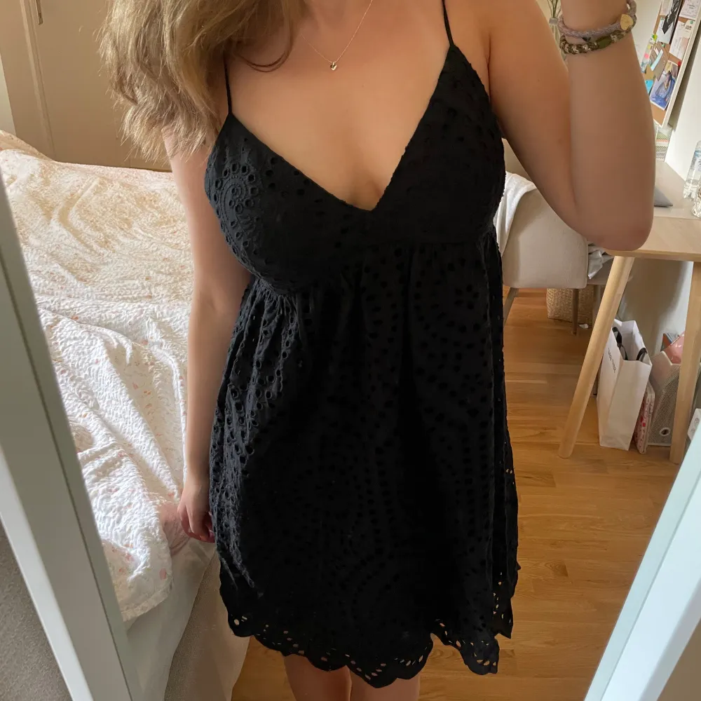 Svart klänning med hålbroderi, perfekt till sommaren!💕. Mekot.