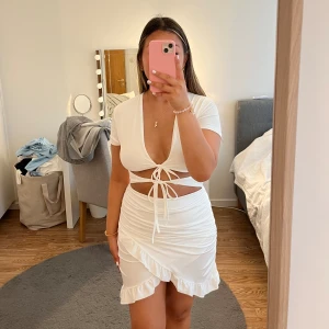 Vit klänning - Vit klänning med knytdetaljer från Shein, aldrig använd