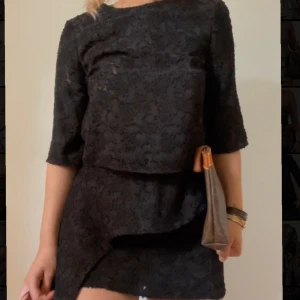 Svart sett  - Super gulligt svart sett med tröja och kjol 💞💞volanger på sidan 