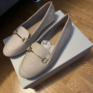 Loafers - Aldrig använda, storlek 36 men passar en 37a Mocka material