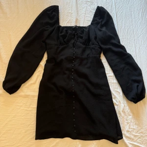 klänning  - långärmad klänning från gina i storlek 40. använd en gång. 