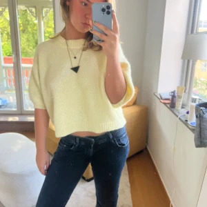 Stickad kortärmad tröja  - Gul kort stickad tröja 