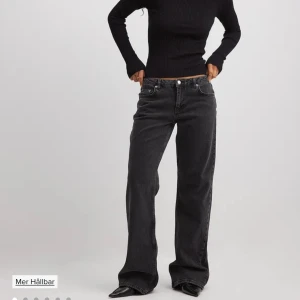 Jeans från NAKD  - Säljer jeans från NAKD i mörkgrå tvätt. Använda bara två gånger så ser som nya ut men är tyvärr för stora för mig. Nypris 799. 