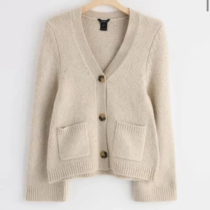 Stickad kofta  - Söker denna stickade koftan från Lindex i xs!! Pllsss hör av dig om du har en du kan sälja!!!🙏🏻🙏🏻