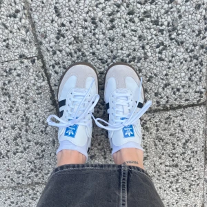 Sambas Adidas White - Jättesnygga och sköna Adidas Samba. Använda en gång, säljer då de tyvärr är för små! :(    Kartong medföljer! Nypris 850:-, säljer för 800:- 