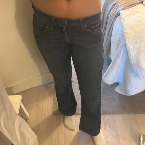 Lågmidjade Jeans - Säljer ett par skit snygga jeans från Levi’s som tyvärr inte kommer till användning🩷tryck inte på köp direkt 