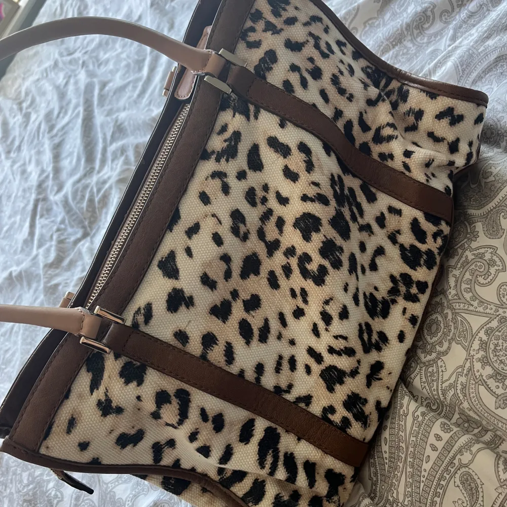 Vintage leopard väska från Guess. Aldrig använd. Pris kan diskuteras vid snabb affär.. Väskor.