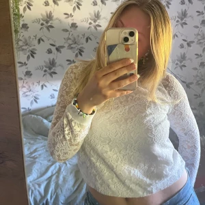 Spets tröja  - Knappt använd tröja, jättefint skick. Storlek 170 men passar som en XS/S💗💗