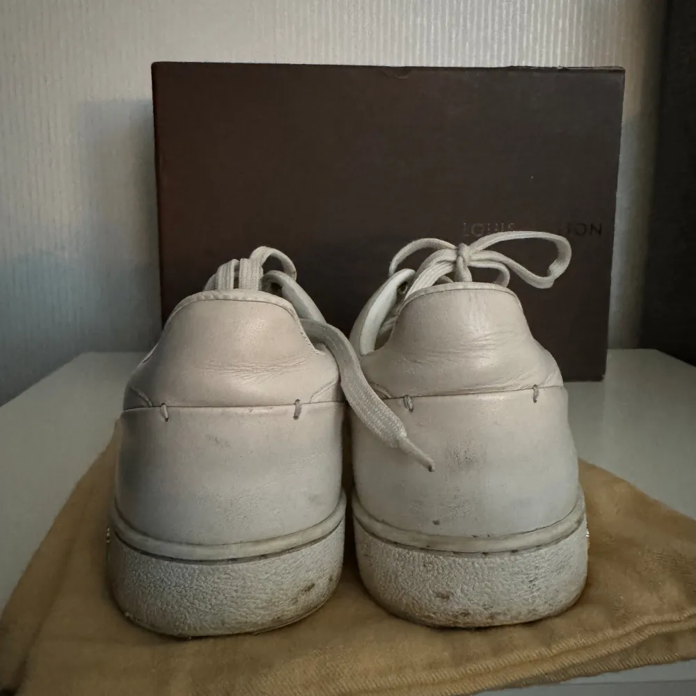 Louis Vuitton frontrow sneakers Storlek 38 Använda, kan bli upputsade med vit skokräm och nya skosnören, eventuellt tas till skomakare Slitna inuti i hälen, dustbag och kartong medföljer. Skor.