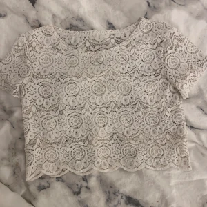 Topp - Super fin topp/t shirt. Jätte bra skick inga defekter!