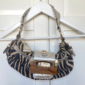 Vintage Guess väska - Äkta guess väska, nypris 2500. Många fina fack på insidan💗💗 skriv för fler bilder och pris kan diskuteras 