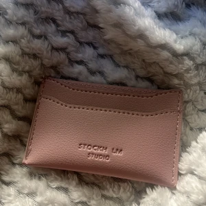 Plånbok  - Hej säljer nu min jätte söta plånbok från Stockholm LM då jag inte använder pga har en annan aldrig använd hör av er vid frågor eller funderingar❤️