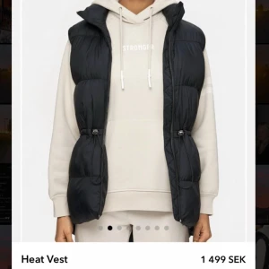Väst - Säljer min väst från stronger. Den är i nyskick, storlek XS men passar även S🥰 Säljer då jag inte använder den ofta. Nypris:1 499kr