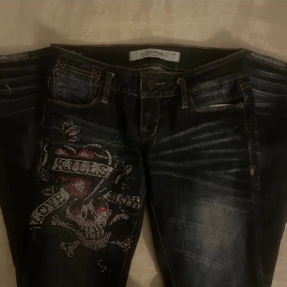 Fire edhardy jeans, detta är en intresse koll! Just nu står högsta budet på 800. Skriv gärna bud till mig🙏 (eller om ni har några frågor) ‼️KLICKA INT PÅ KÖP NU‼️. Jeans & Byxor.