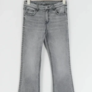 Gråa bootcut jeans i storlek 146 - Byxorna är low/ midwaist beroende på hur lång man är men var 150 när jag använde dem och då satt de som lowwaist. 