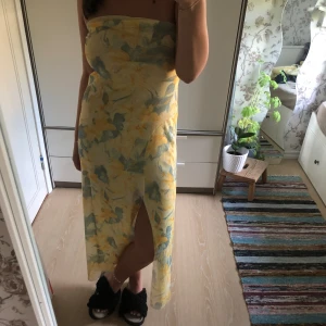 Gul klänning - Jättefin klänning köpt på Zara. Inte använd, prislappen kvar. Den är i storlek L men skrivit M för att jag tycker den sitter mer som en M. 