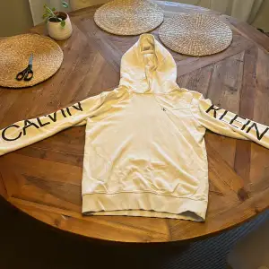Vit Calvin Klein hoodie i storlek M, bra skick