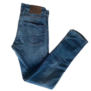 Replay Anbass jeans - Jävligt cleana Replay Anbass jeans stl L32✅ Skick: 9/10✨Nypris: ca 1700kr🤩Skulle säga att de passar någon runt 170/175cm🌟 Skriv gärna vid frågor om ex passform så svarar vi så fort vi kan❤️‍🔥