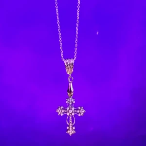 Lolita kors halsband - Handgjort halsband av mig, i nyskick. Ca 30 cm långt💕