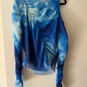 Tröja blå  - Säljer en tröja jag endast använt en gång. Den är lite stor i storleken, har vanligtvis M men i denna L. Stretch i materialet så den formar sig snyggt.   Perfekt för festivaler i sommar! 
