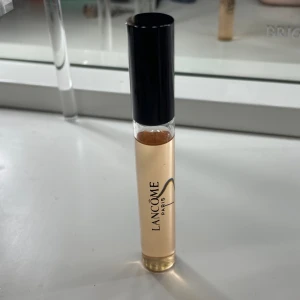 Lancome parfym - En parfym från Lancome som jag har fått. Doften passar inte mig och därför säljer jag. Använd fåtal gånger som ni ser på bilderna❣️Parfymen finns inte kvar i denna storlek på hemsidan. Pris kan diskuteras!