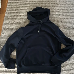 Ralp Lauren Hoodie - Säljer nu min Ralph Lauren Hoodie, i färgen blå! Bra skick, inget slitage och sitter jätte bra!