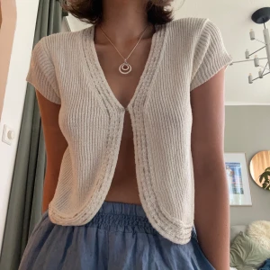 Väst - Så fin väst med en liten knäppning fram!