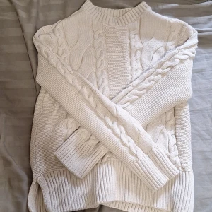 Snygg stickad tröja!!! - Hej! Nu säljer jag denna tröja från MQ. Tröjan är knappt använd. Hör gärna av dig vid frågor eller funderingar!🫶🏻