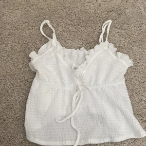 Volang topp - Säljer denna super fina toppen 💘💘använd väldigt få gånger och ser helt ny ut💘storlek xs men den är väldigt stor i storleken så skulle säga att den är S💘💘