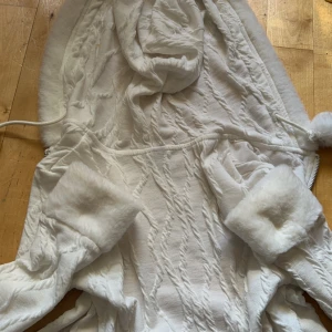 Tröja - 2000s, y2k, vinter stil, vit tröja med vita mönster, skönt tyg, bra kvalite