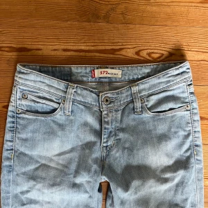 Lågmidjade Levis  - Lågmidjade vintage  Midjemåttet: 37cm (rätt över )  Inerbenslängd: 74cm Inga defekter 💕 använd dig utav köp nu🫶 