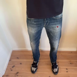 Dondup jeans - Hej, Säljer nu mina super snygga dondup jeans som är i modellen "george".Jeansen är i storlek 32 men passar mindre. Jag på bilden är ungefär 180 och väger 68kg. Nypris ~ 3000kr mitt pris 1050kr. Hör av er vid frågor eller funderingar! 🤝🏻